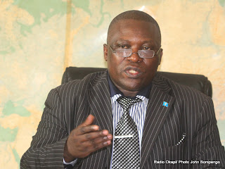 Le président du Csac, Abbé Jean Bosco Bahala Okw’ Ibale, lors d’un point de presse le 28/09/2011 à Kinshasa. Radio Okapi/ Ph. John Bompengo
