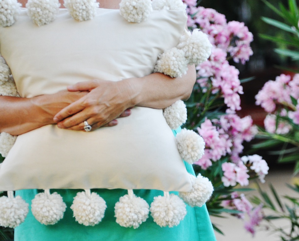[mondopompompillow1002.jpg]