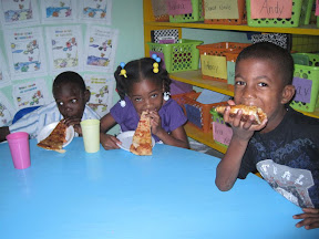 Ricardo, Ana Wendy and Warner love pizza!