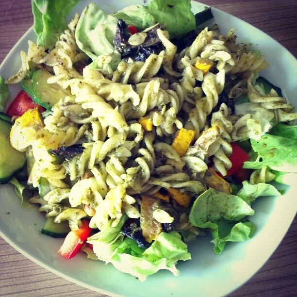[5%2520Glutenfreie%2520Nudeln%2520mit%2520Pesto%2520und%2520Grillgem%25C3%25BCse%2520auf%2520Salat%255B3%255D.jpg]