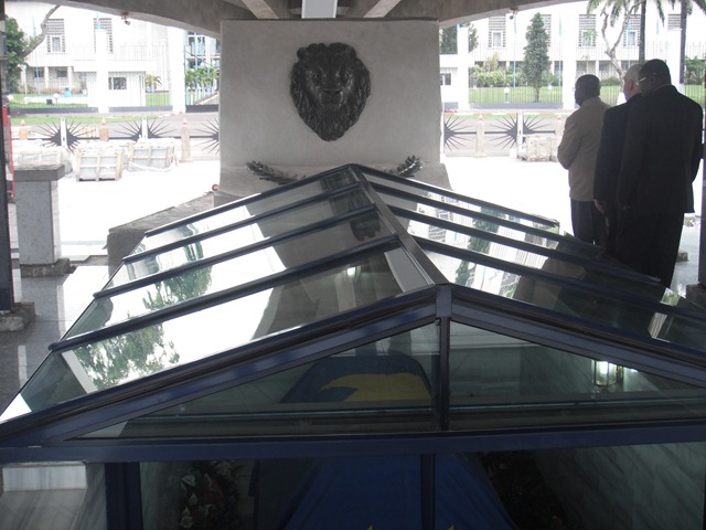 [laurentdsirkabilacouchdanssonmausole%255B1%255D.jpg]