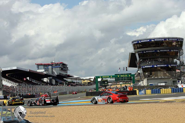 The Flying Lizards Porsche follows a Corvette and Audi onto the front straight (PHOTO: Porsche) The Flying Lizards Porsche follows a Corvette and Audi onto the front straight (PHOTO: Porsche)