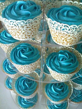 Blue-Rose-Piped-Wedding-Cupcakes