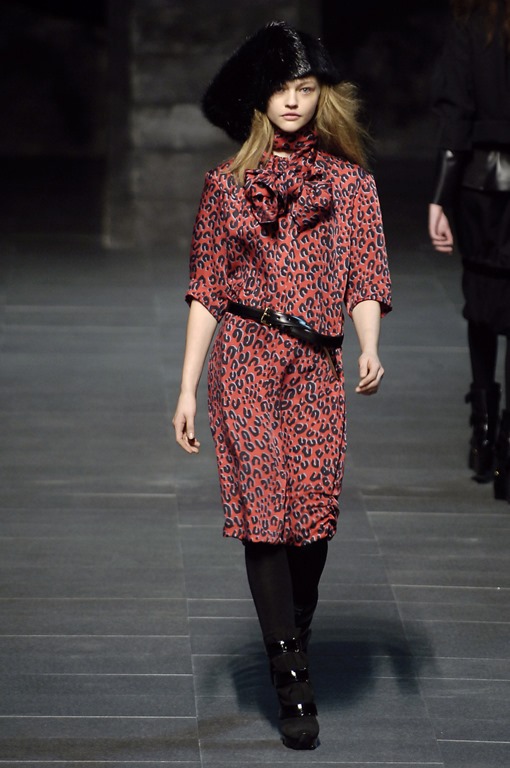 [LouisVuittonFall2006sasha4.jpg]