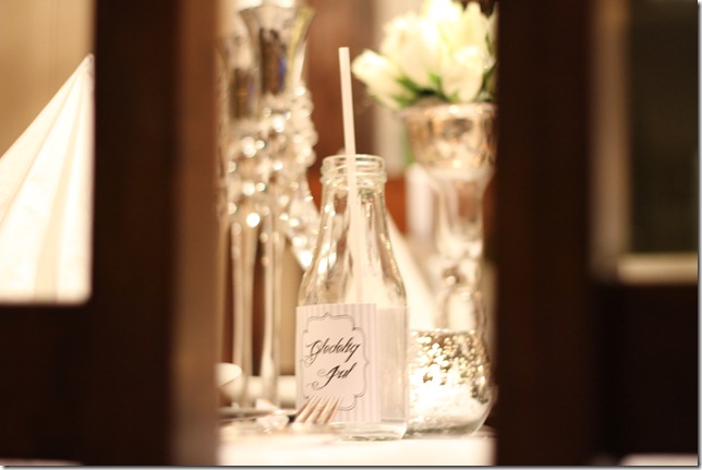 hvitt bord pyntet med sølv, kongler, diamanter og snø  IMG_0725