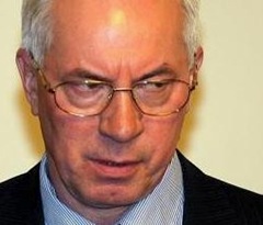 azarov_pugaet
