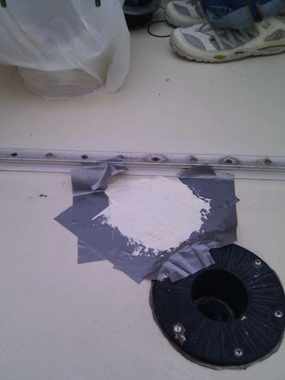 Ovanpå lagret med glasfiber indränkt polyester fyller vi på med gelcoatfiller.