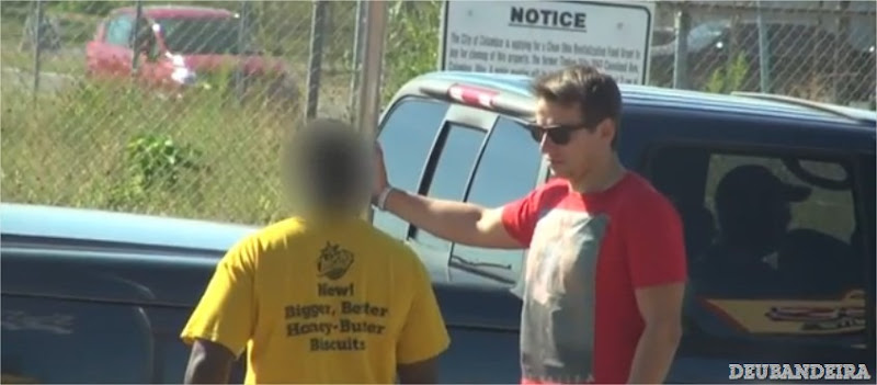 Caras vão comprar "bagulho" de traficantes e no final fingem ser policiais à paisana - www.deubandeira.com.br traficante-deubandeira