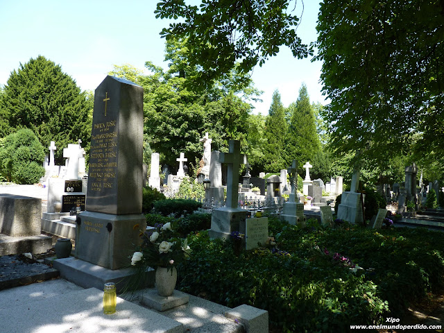 Tumbas-cementerio-Mirogoj.JPG