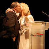 Concejal de Cultura haciendo entrega de un detalle al presentador