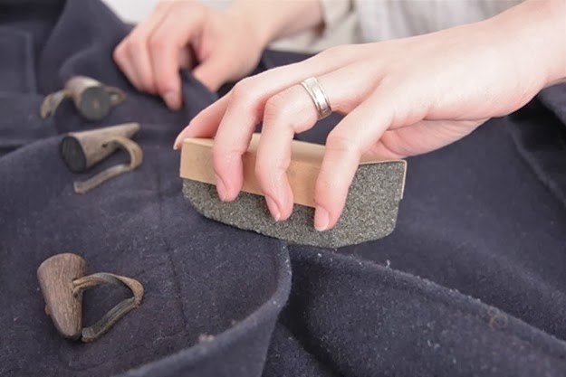 Use uma pedra-pomes para tirar os pelos de uma malha. tirar pelos malha roupa pedra pome