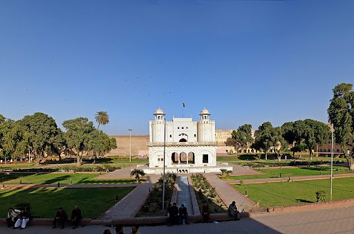 Hazoori Bagh Pavilion and the Alamgiri Gate. z_hazooribagh_1b.jpg