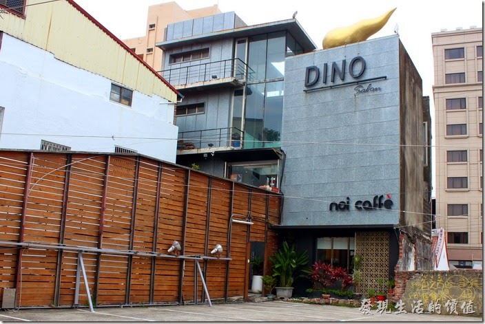 台南-Noi-coffe河內咖啡。台南 noi coffe 的外觀，請留意下面的小小招牌文字。上面較大的DINO是髮型店，上下兩層是不同的店家。