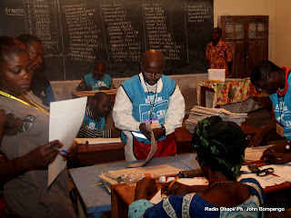  – Dépouillement des bulletins de vote pour des candidats aux élections de 2011 en RDC, en présence des temoins le 28/11/2011 à Kinshasa. Radio Okapi/ Ph. John Bompengo