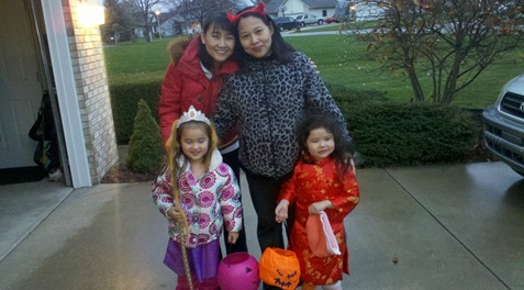 c0 Halloween 2012 - The best picture of the evening: Lisa and Abby (L) and Xiaohong and Dee Dee (R)