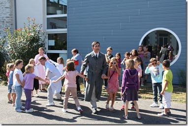 Ronde avec l'instituteur Ronde avec l'instituteur
