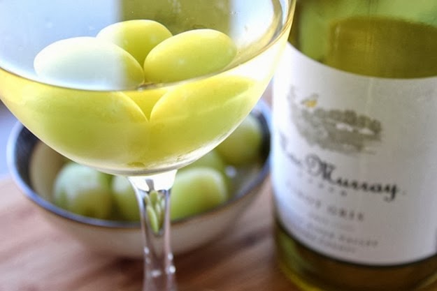 Gele o seu vinho branco com uvas congeladas. gelar vinho com uvas