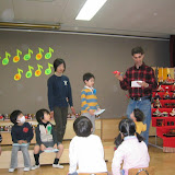 That's me presenting Kai's dinosaur to the class. I had to explain why it was special to Kai, in Japanese (which is why I'm reading it!).