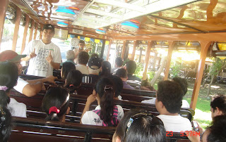 Sir Jojo interprets for deaf students inside the tranvia bus.