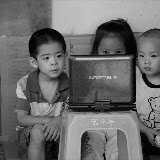 Shanghai - Marché poisson - les 3 enfants devant l'écran