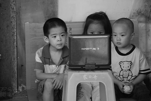 Shanghai - Marché poisson - les 3 enfants devant l'écran