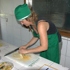 Im balinesischen Kochkurs: hier Frühlingsrollen rollen