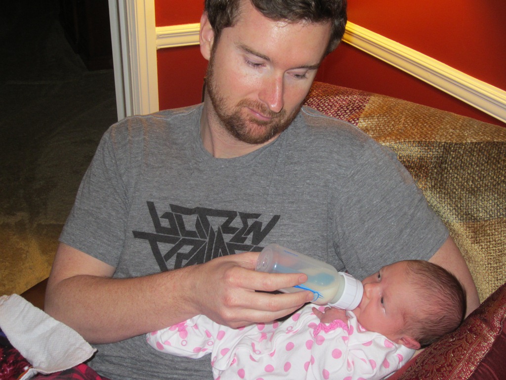 [Daddy-giving-Zoey-her-first-bottle24.jpg]