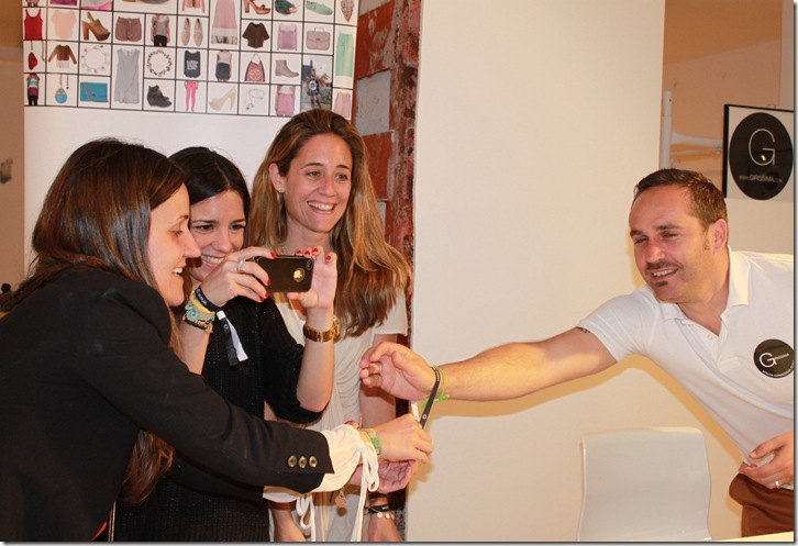 Poniendole pulserita de Girissima a Andreas