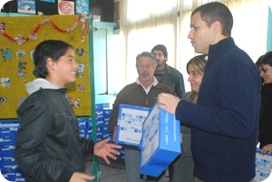 Juan Pablo de Jesús entregando netbooks a  alumnos de la ESB Nº 7 de Santa Teresita