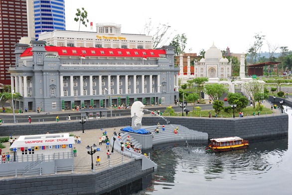 The Fullerton Hotel LEGO replica The Fullerton Hotel LEGO replica