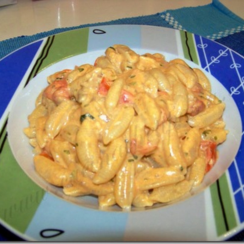 Gnocchetti sardi con salmone, panna e pomodorini