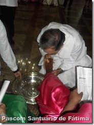 Pe Otaviano lava os pés das crianças, simbolizando o humilde gesto de Jesus com seus discípulos Pe Otaviano lava os pés das crianças, simbolizando o humilde gesto de Jesus com seus discípulos