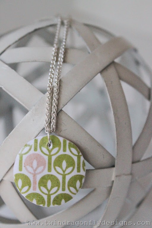 Decoupage Wooden Pendant (11) Decoupage Wooden Pendant (11)