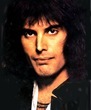 Freddie Mercury - vocal e piano 