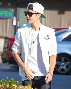 justin-bieber-out-and-about-in-beverly-hills-03