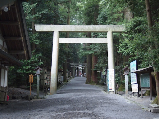 三重県鈴鹿市にある椿大神社（つばきおおかみやしろ）。どっか連れてけと催促した結果ここに連れてこられる。旦那は神社や寺が大好きだ。猿田彦大神を祀る神社だという説明を受けるが、学がないため何のことかわからない。けどまあ良い。