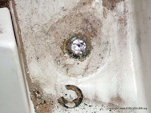 Un bon coup de balayette s'impose après la découpe