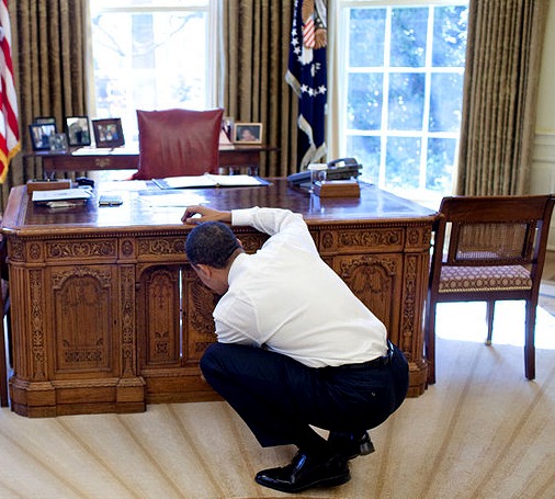[800px-Barack_Obama_with_Caroline_Kennedy_looking_at_Resolute_desk%5B7%5D.jpg]