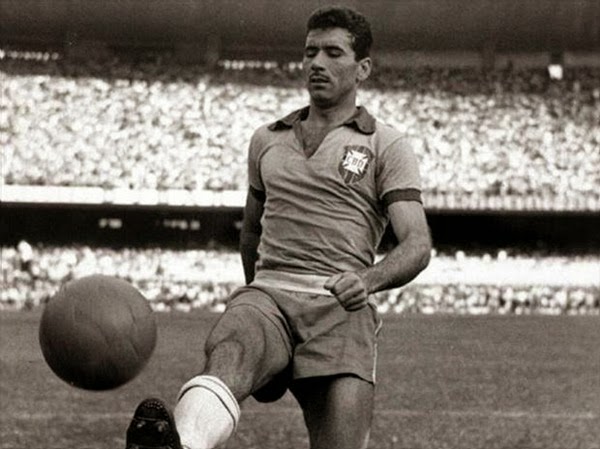 Nílton Santos - o maior lateral-esquerdo de todos os tempos Nílton Santos - o maior lateral-esquerdo de todos os tempos