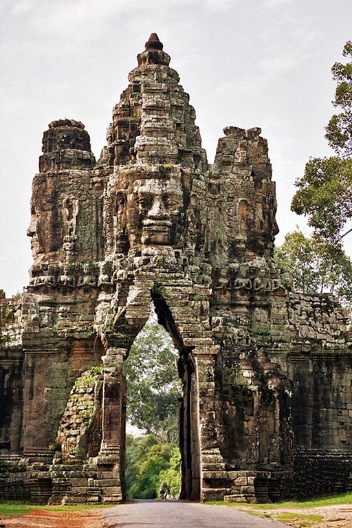 [Angkor_Thom_Porta_Sud_interior3.jpg]