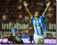 T&eacute;lam Buenos Aires 26/02/2011<br />Te&oacute;filo Gutierrez festeja el gol del empate de Racing en el cotejo por la 3era. fecha del Clausura 2011 "N&eacute;stor Kirchner" que se juega en el Nuevo Gas&oacute;metro.<br />Foto: Victor Carreira/T&eacute;lam/cb