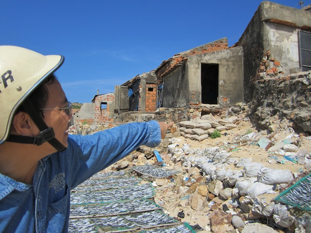 As sea erosion worsens in Vietnam, coastal residents in Nhon Hai commune in Binh Dinh province use rocks and sandbags to protect their homes. Thuy Binh / IPS