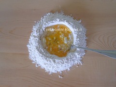 lcdr uova sbattute nella fontana di farina sul tagliere lcdr uova sbattute nella fontana di farina sul tagliere