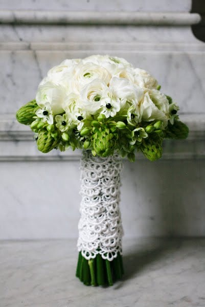 [greenwhitecenterpiece7%2520%2520white%2520ranunculas%2520collared%2520by%2520green%2520arabicum%2520%2520JL%2520Designs%255B4%255D.jpg]