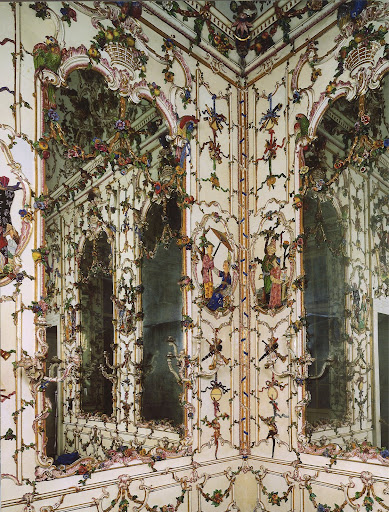 The Porcelain Room at the royal palace of Portici. The walls are covered in porcelain figurines. ( The Porcelain Room at the royal palace of Portici. The walls are covered in porcelain figurines. (