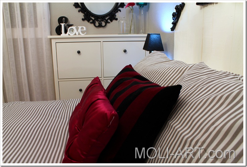 decoración-dormitorio-gris-blanco-negro-magenta