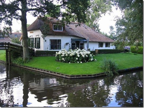 a_dutch_village_only_accessible_by_boat_640_17