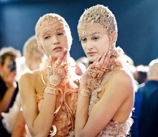 [alexander-mcqueen-rtw-ss2012-candids%255B19%255D.jpg]