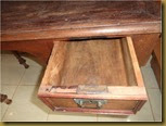 Meja belajar - buka laci Meja belajar - buka laci