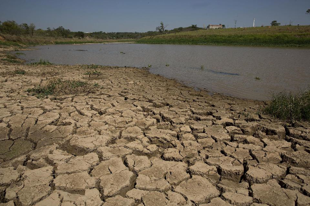 In this 30 October 2014 photo, cracked earth is seen at the almost empty Itaim dam, which is responsible for providing water to the Itu metropolitan area in Itu, Brazil. The government is preparing a study to measure the impact deforestation has had over recent decades, Environment Minister Izabella Teixeira said in an interview. Photo: Andre Penner / AP Photo